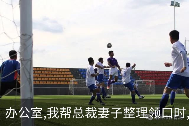 办公室,我帮总裁妻子整理领口时,男秘书冲过来推开我:别碰我老婆!